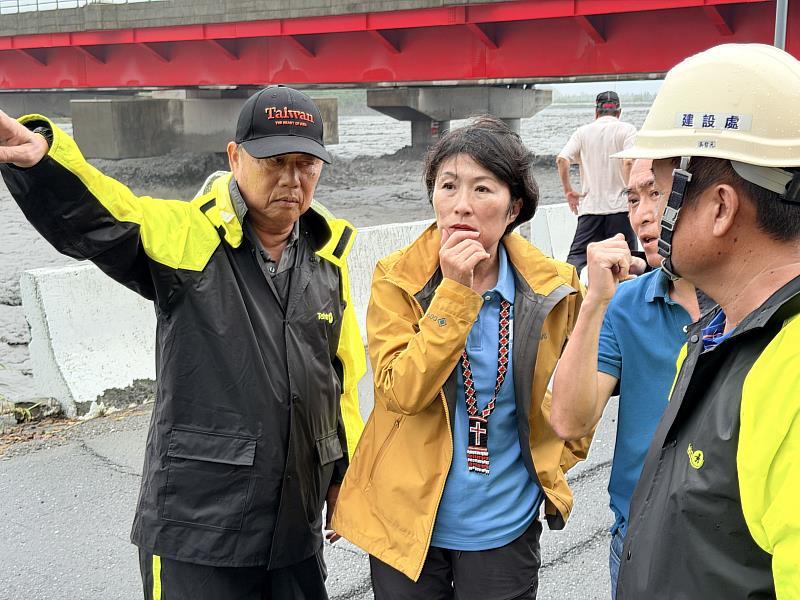 臺東多處河川暴漲 饒縣長親往太麻里溪關心了解 指示監測水位期保居民安全