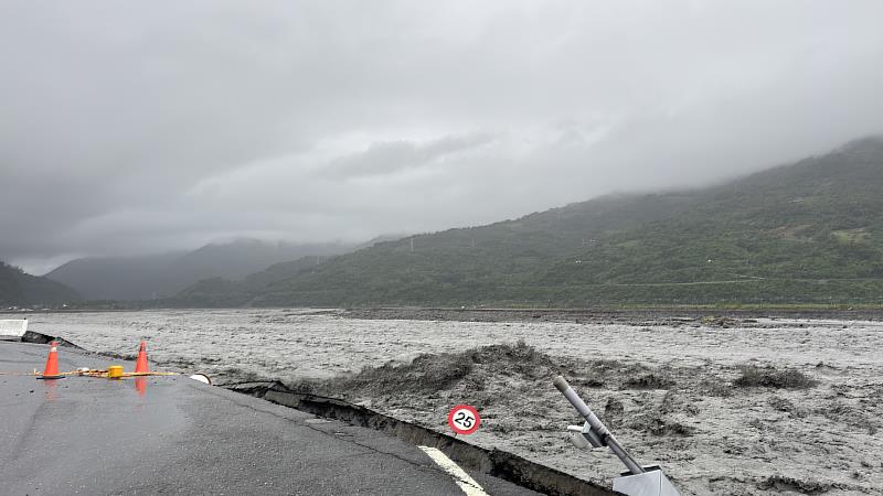 臺東多處河川暴漲 饒縣長親往太麻里溪關心了解 指示監測水位期保居民安全