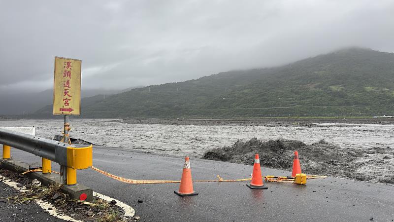 臺東多處河川暴漲 饒縣長親往太麻里溪關心了解 指示監測水位期保居民安全