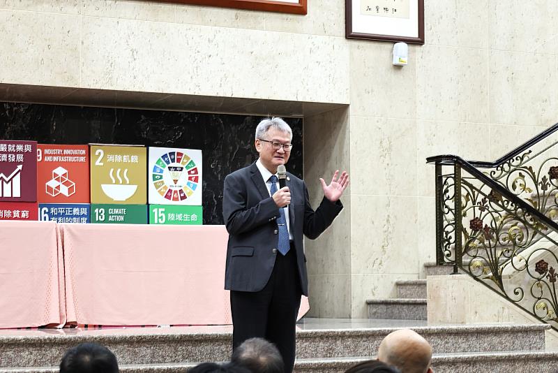 中山醫大校長黃建寧期勉老師在教學的同時肩負實踐大學社會責任的使命。