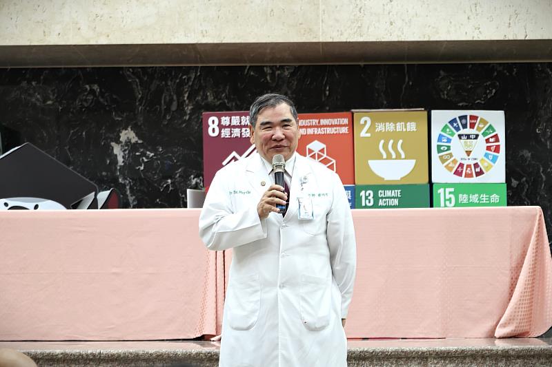 中山附醫總院長蔡明哲認為，醫學教育不僅止於課堂，勉勵學生在臨床中持續學習。
