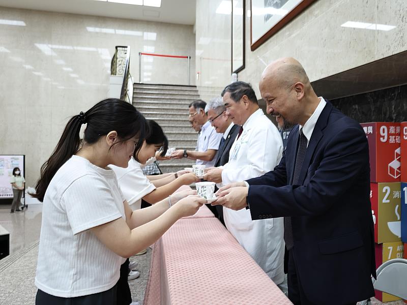 中山醫大敬師茶會由學生奉上茶水表達對師長的謝意。