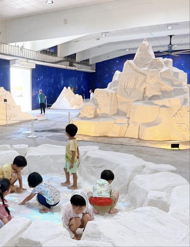 小朋友在《一見雙雕藝術季》展區體驗互動樂趣，純白鹽雕與童趣氛圍相映成趣，成為拍照打卡焦點。