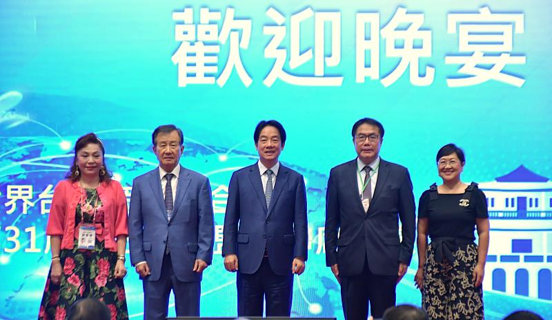 貴賓合影（左起為世界臺灣商會聯合總會監事長謝美香、總會長吳光宜、賴總統、臺南市長黃偉哲、僑務委員會委員長徐佳青）