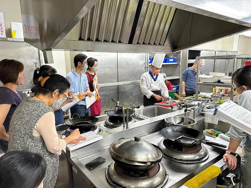 元培餐管系鄭富貴老師教授「中餐烹飪與養生飲食」課程