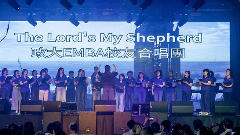 一連帶來三首曲目，政大EMBA校友合唱團以人數優勢讓台下觀眾閃光燈不斷，用優美和諧的歌聲征服全場。