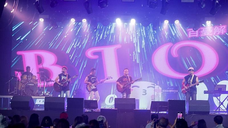 身為壓軸演出的百憂解帶來一連串膾炙人口的歌曲，讓台下觀眾也跟著哼唱，掀起活動的最後高潮，也相約大家明年再見。