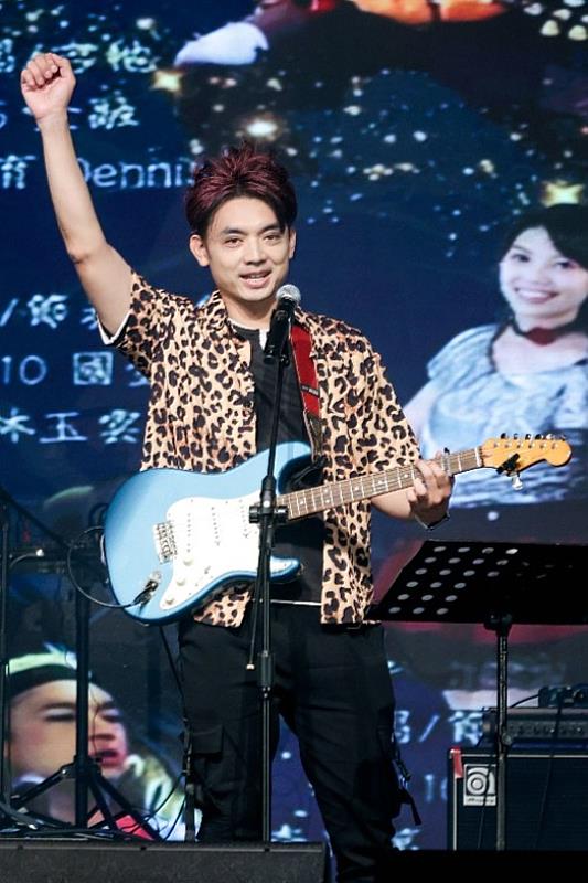 政大EMBA玩樂社社長李光第感謝上台演出的所有EMBA校友，因為大家的努力練習與賣力演出，讓政大EMBA「2025玩樂之夜」公益開唱大成功。