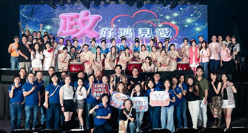 政大EMBA「2025玩樂之夜」公益開唱，集結近百名校友熱力演出，演出結餘將部分捐贈給伊甸基金會「喜樂盲人喜樂合唱團」與「喜恩合唱團」。