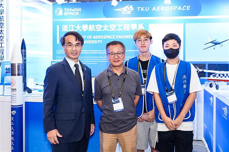 擁有無數粉絲,外號「火箭阿伯」的太空中心吳宗信主任(左1)特地到攤位了解淡江未來火箭發展規劃。(圖/淡江大學提供)