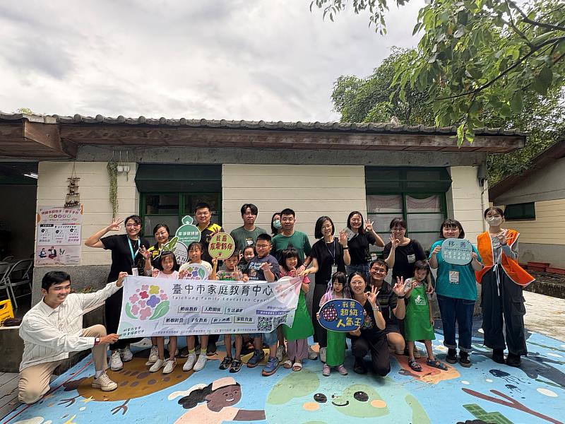 Taichung Family Education Center and Yunus Story House co-hosted three sessions of ‘Picture Books on Gender Equality x Parent-Child Sustainability Workshop,’ in collaboration with the 臺中女子市集 and the 天主教善牧基金會.