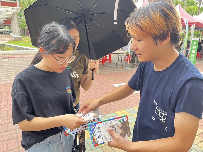 訪談崑大同學，同步進行文宣發放與影像拍攝，並蒐集對書局需求之回饋
