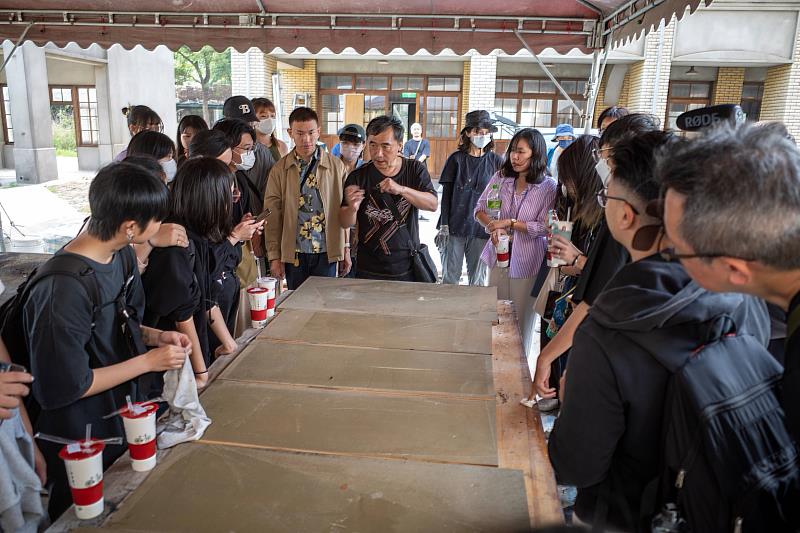 國寶級質感師陳新發手把手教導同學如何作舊