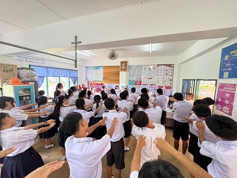 簡單的律動或舞蹈，非常受到兒少歡迎。（圖由靈鷲山佛教教團提供）
