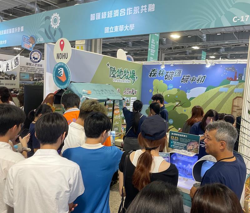 東華大學搭配漫畫圖卡、趣味互動遊戲與合作經濟產品，最後再以問卷及抽獎活動做結尾，令現場人潮絡繹不絕。