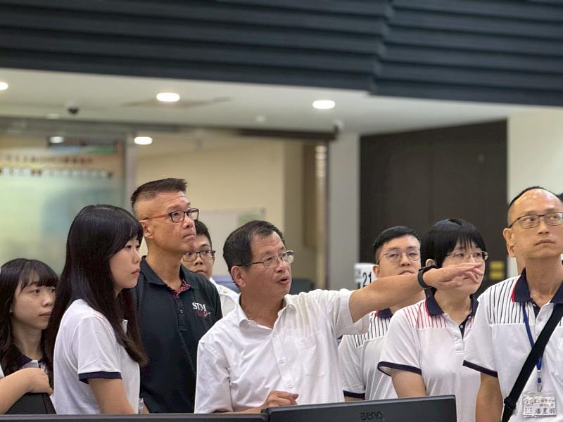 新北消防局長陳崇岳親帶領廉政班學員解說119指揮中心運作
