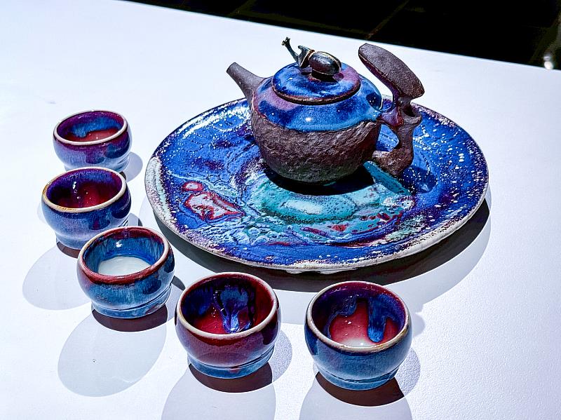 許旭倫以鈞釉創作小杯與異把茶壺，流轉的釉彩彷彿大地色澤，讓每一件器物都散發出獨一無二的生命氣韻。