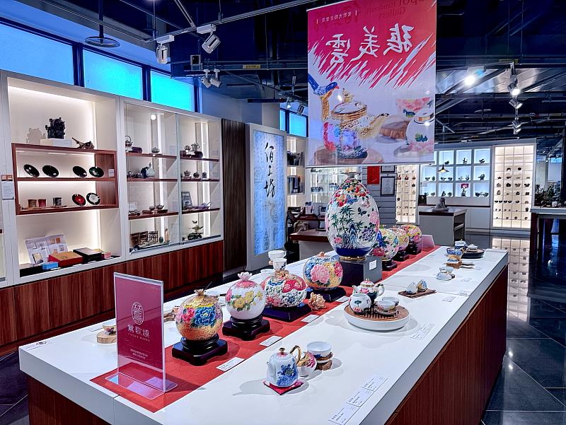 鶯歌光點美學館三樓佰工坊展區陳列張美雲(美湛雲瓷)典雅瓷器,與場景氛圍相互映襯,讓觀眾在欣賞之餘,也能感受鶯歌燒的精緻生活美學。