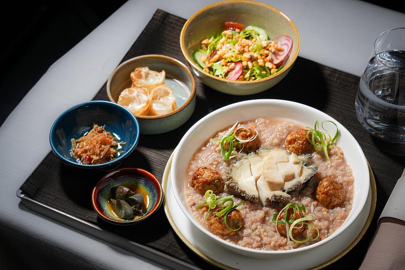 星宇航空東南亞商務艙「鮑魚剝皮辣椒雞小米粥」融合鮑魚的鮮美與剝皮辣椒的微辛,每一口都兼具層次、香氣與口感衝擊。
