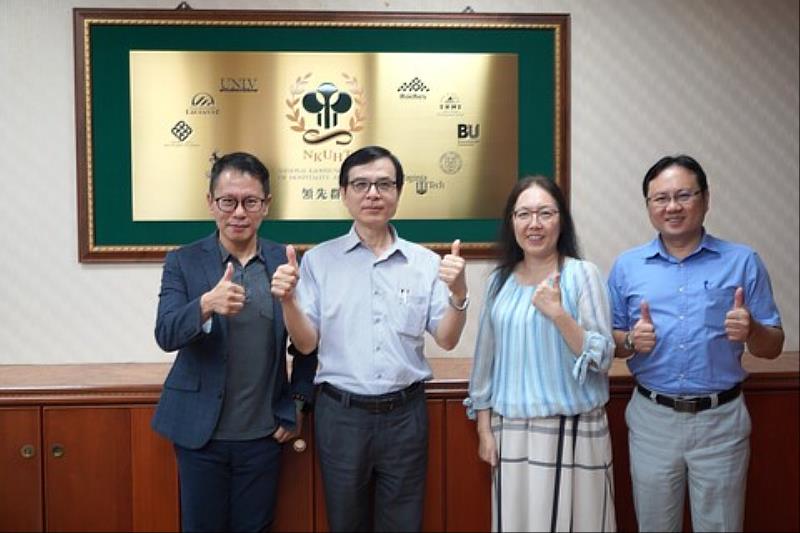 陳國泰代理校長對3位師長獲得殊榮大讚高餐之光（由左至右：徐立偉老師、陳國泰代理校長、梁靜文老師、梁榮達老師）