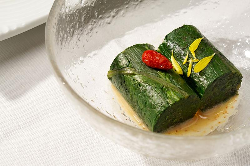 充分展現「鈺善閣」對食材的講究與刀功的「流金菠菜卷」，在一般餐也有機會吃到！