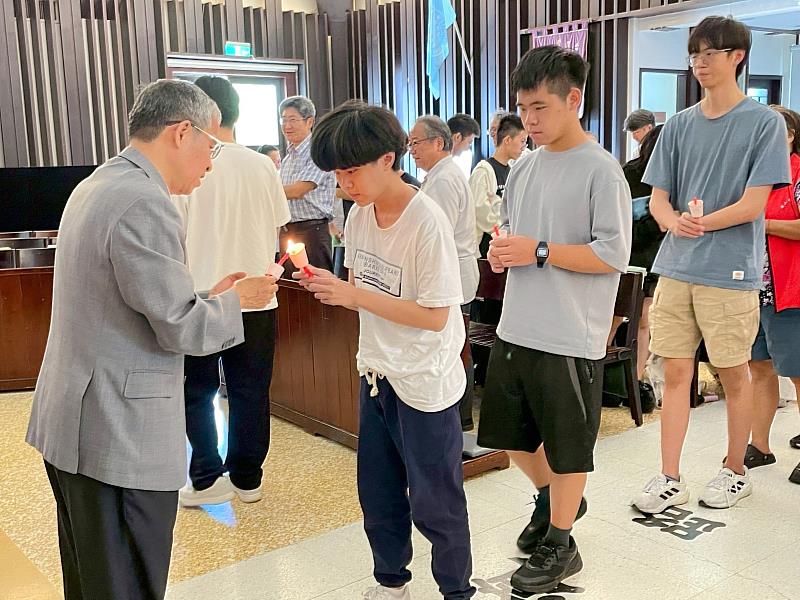 唐彥博校長(左1)親手將燭火傳遞給師長與同學,象徵愛與使命的延續。
