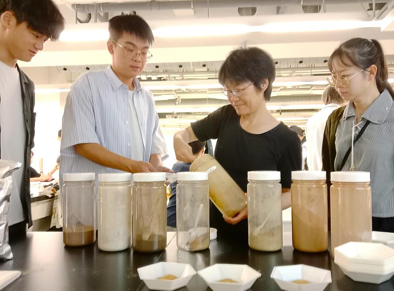 學生調配日本傳統節慶藥方「御屠蘇」體驗。