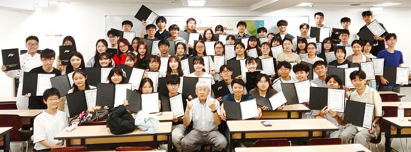 本校同學與多國學生見習圓滿完成獲頒研習證書，開心留影。