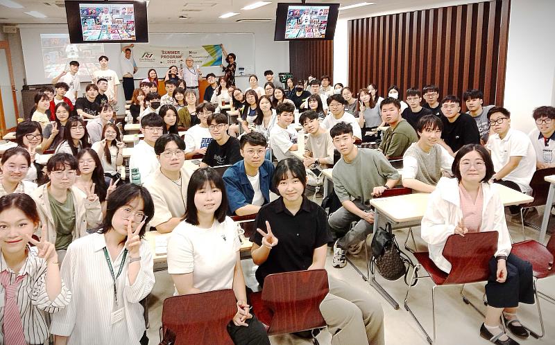 本校同學與多國學生參與日本藥科大學暑期國際研習課程，氣氛熱絡。