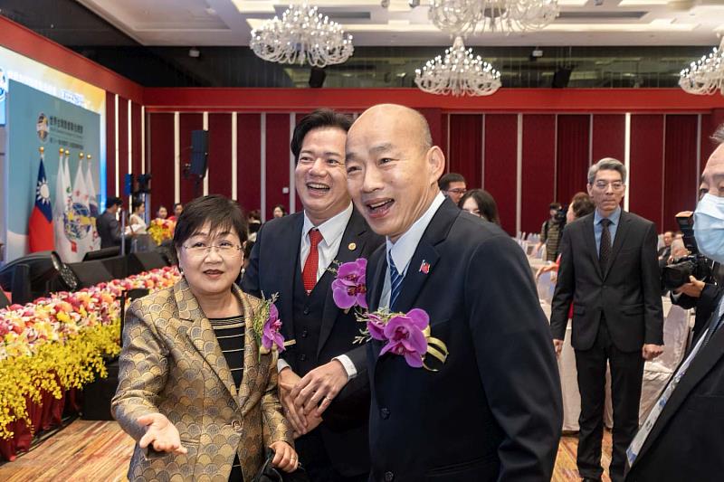 （左起）僑務委員會委員長徐佳青、代理市長邱臣遠及立法院長韓國瑜共同交流。