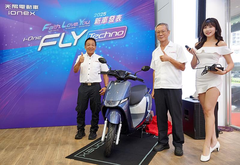 光陽集團國內營銷中心副總經理張壬泉（中）及Ionex光陽電能董事長馬金惠（左）共同為i-One Fly Techno新車揭幕，Ionex「Techno 系列」為市場唯一充換電兩用智慧電車，全車系包括 i-One Fly / MiG 9 / S7。