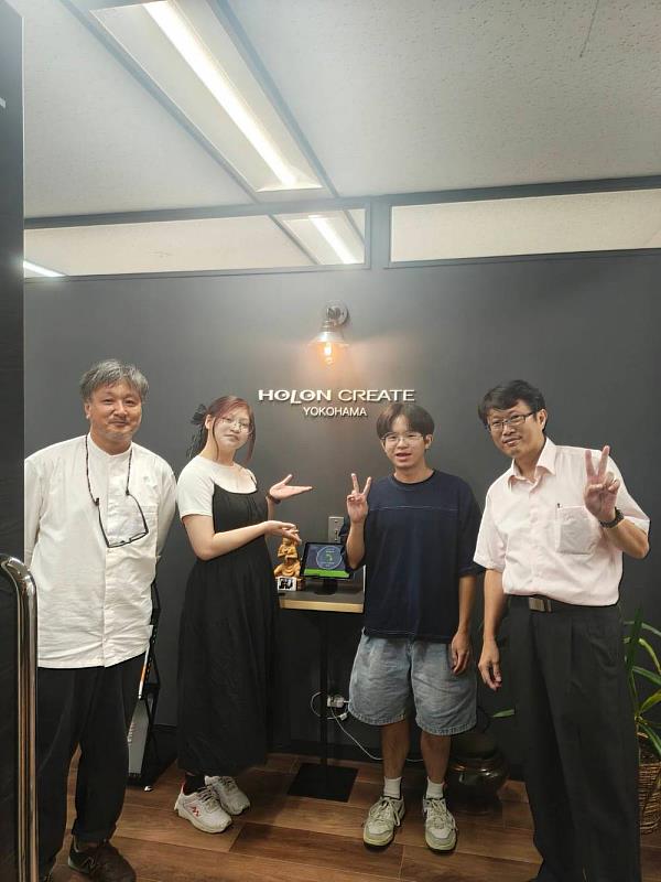 Holon create幾原執行長與主持人及實習生合影
