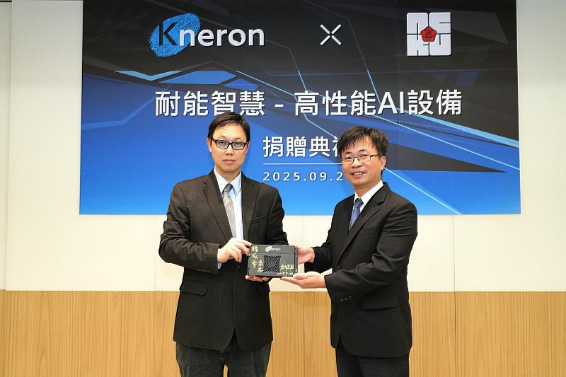 耐能智慧（Kneron）創辦人暨執行長劉峻誠（左）回饋母系，捐贈高性能 AI 設備，成大電機系楊慶隆副主任（右）代表系所致謝