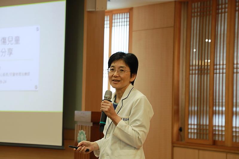 兒童發展復健中心劉盈綺物理治療師提出要及早介入復健,並讓家庭共同學習,通常能讓復健效果加倍。