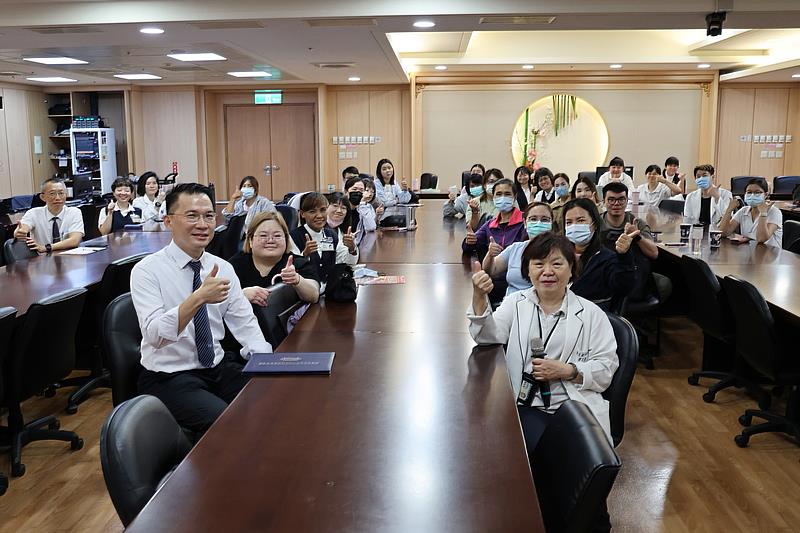 24日上午於花蓮慈院舉辦「受虐性腦傷照護經驗實務」研習，實體及線上超過100位第一線醫事相關人員齊聚，以專業共同撐起保護網，守護東區兒少免於受虐危害。