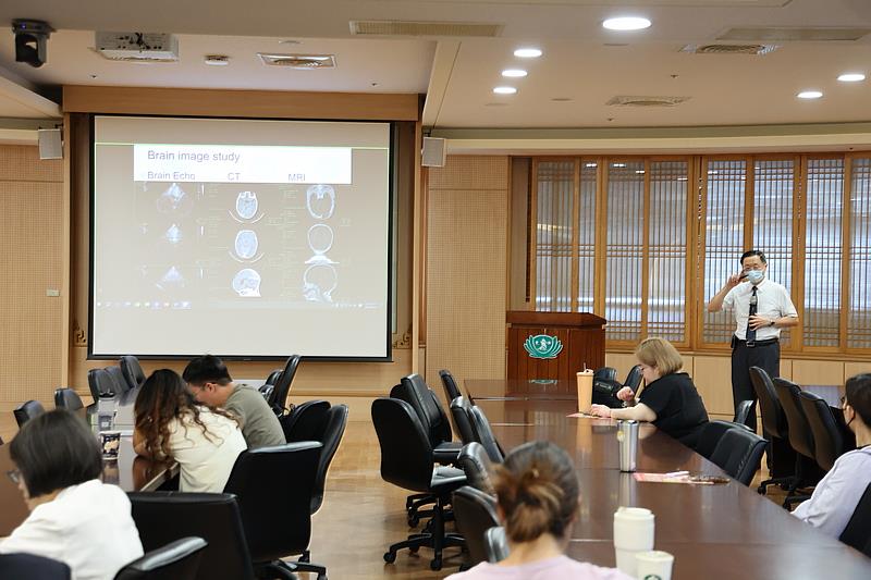 小兒神經內科王傳育主任主講「受虐性腦傷醫療照護」，分享如何從電腦斷層和核磁共振影像來判斷腦傷。（攝影/吳宛霖）