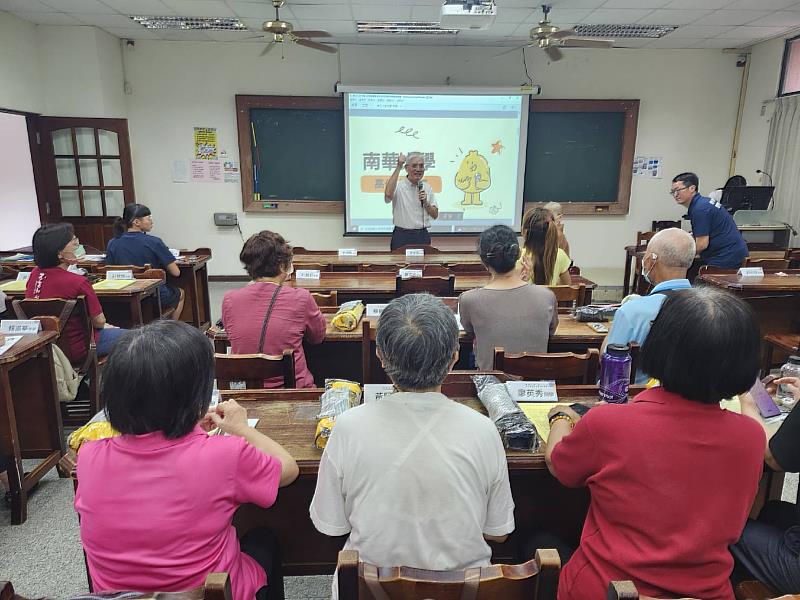 南華大學打造第三人生學習場域，開設「中高齡運動與健康促進學分學程專班」，舉辦開學典禮暨課程說明會，高俊雄校長致詞。