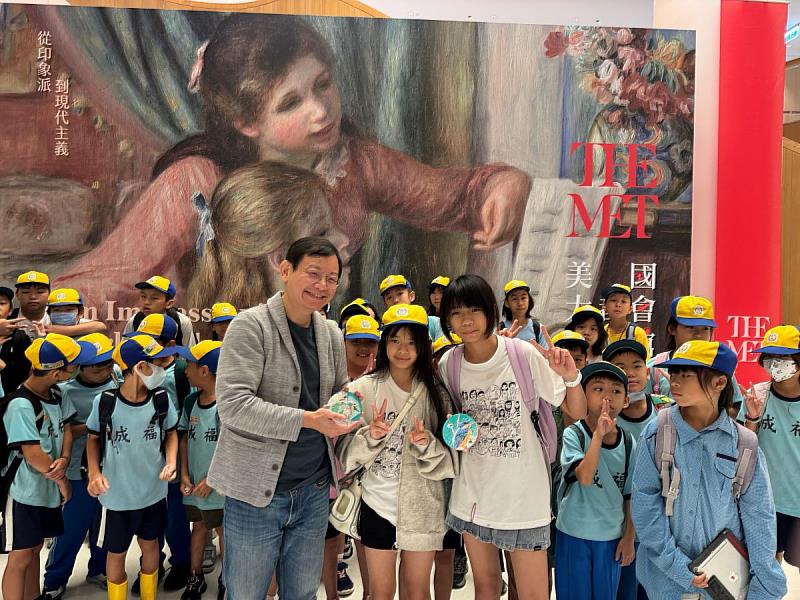 ▲成福國小學生代表贈送手繪杯墊與執行長