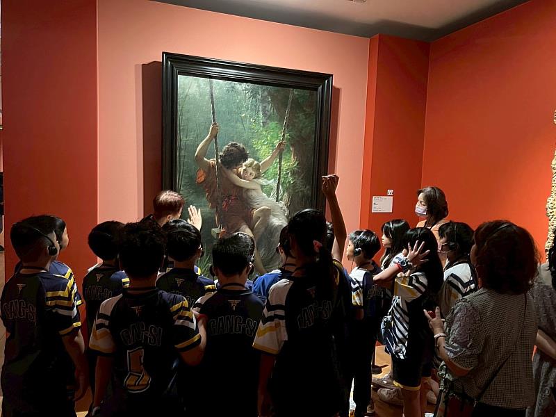 ▲港西國小學童參與《大都會博物館名作展》 認真欣賞畫作
