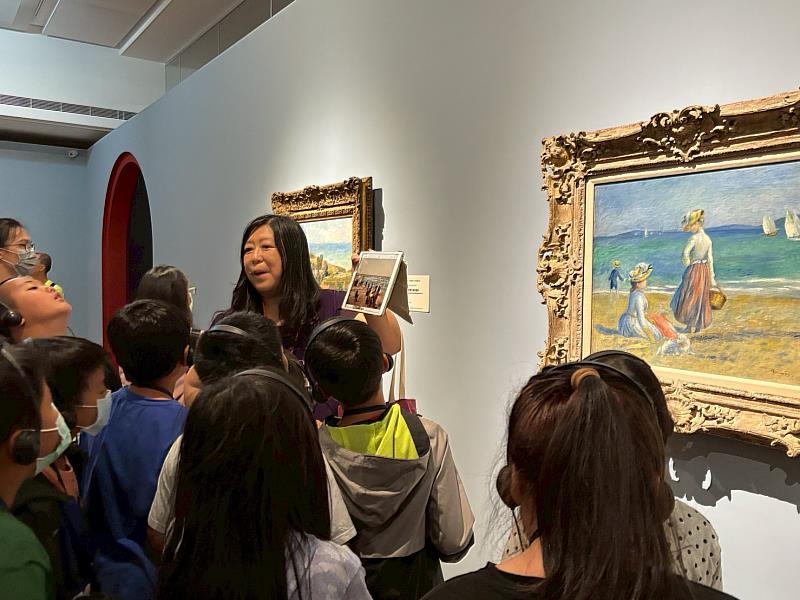 ▲陸豐國小學童參與《大都會博物館名作展》 認真欣賞畫作