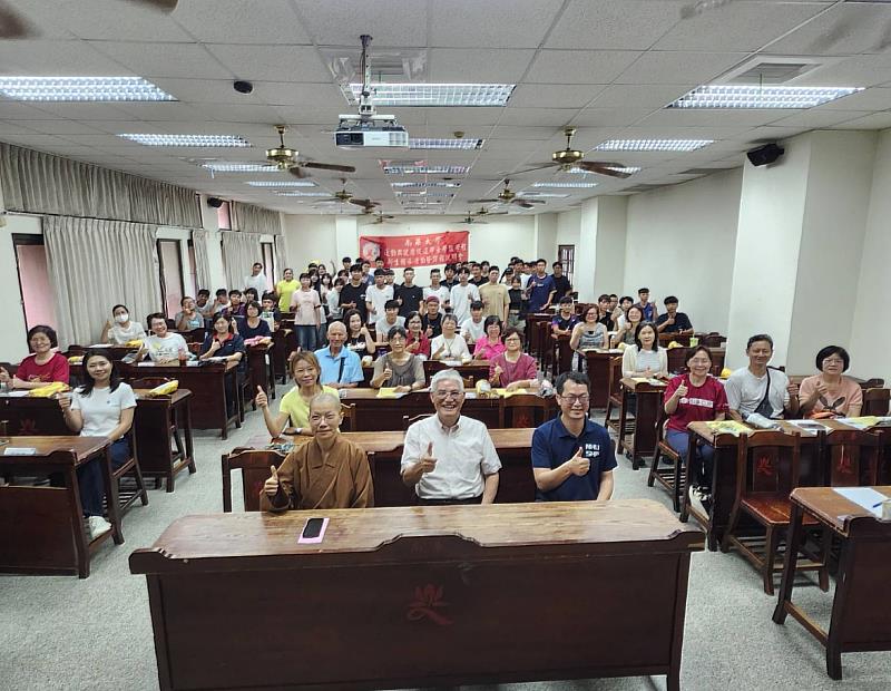 南華大學開設「中高齡運動與健康促進學分學程專班」，舉辦開學典禮暨課程說明會，現場大合照。