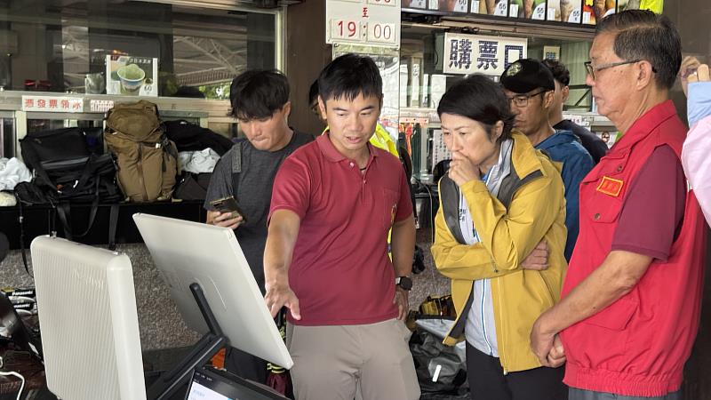 台東縣救災團隊跨縣市馳援馬太鞍溪堰塞湖溢流災害 饒縣長親往慰勉夥伴辛勞