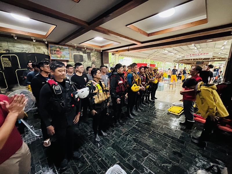台東縣救災團隊跨縣市馳援馬太鞍溪堰塞湖溢流災害 饒縣長親往慰勉夥伴辛勞