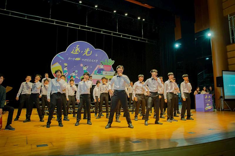三民國中男聲合唱團揭開序幕。