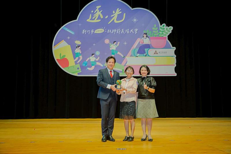 龍山國小退休老師李玉珍榮獲教育部教育奉獻獎。