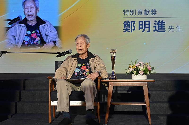 第49屆金鼎獎特別貢獻獎鄭明進深耕兒童圖畫書與美術教育，長期致力推動臺灣繪本演進歷程，為臺灣童書創作及推廣上樹立重要典範。