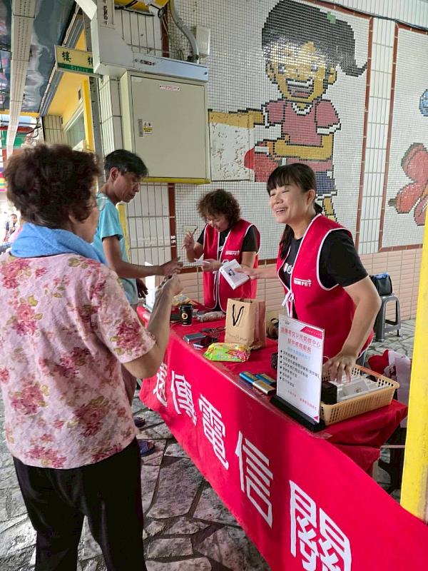 遠傳率同業之先成立災區「關懷服務站」,主動進駐大進國小收容所,提供免費補卡、緊急電話、充電、飲用水及保健箱等服務