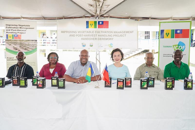 范大使惠君（右3）、凱薩農長（左3）、農業總司長Renato Gumbs（右2）、校長Sherene Wilkinson（左2）、資深農業官Marcus Richards（左1）、橘山農生技中心主任Rohan MacDonald