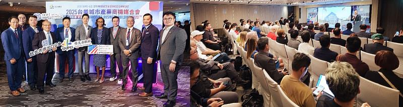 （左圖）台北市長蔣萬安（前排左3）、AIT商務組組長Janée Pierre-Louis（前排左4）與IEAT理監事團隊合影。（右圖）AIT商務組副組長Eric Crowley於說明會上介紹Select USA高峰會資訊。