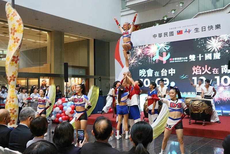 九天民習技藝團結合臺中冠軍啦啦隊，帶來精彩的開場演出